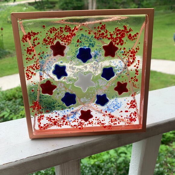 #6235 FUSED GLASS SUN CATCHER  RED WHITE & BLUE STARS IN GOLD TONE FRAME - Picture 8 of 8